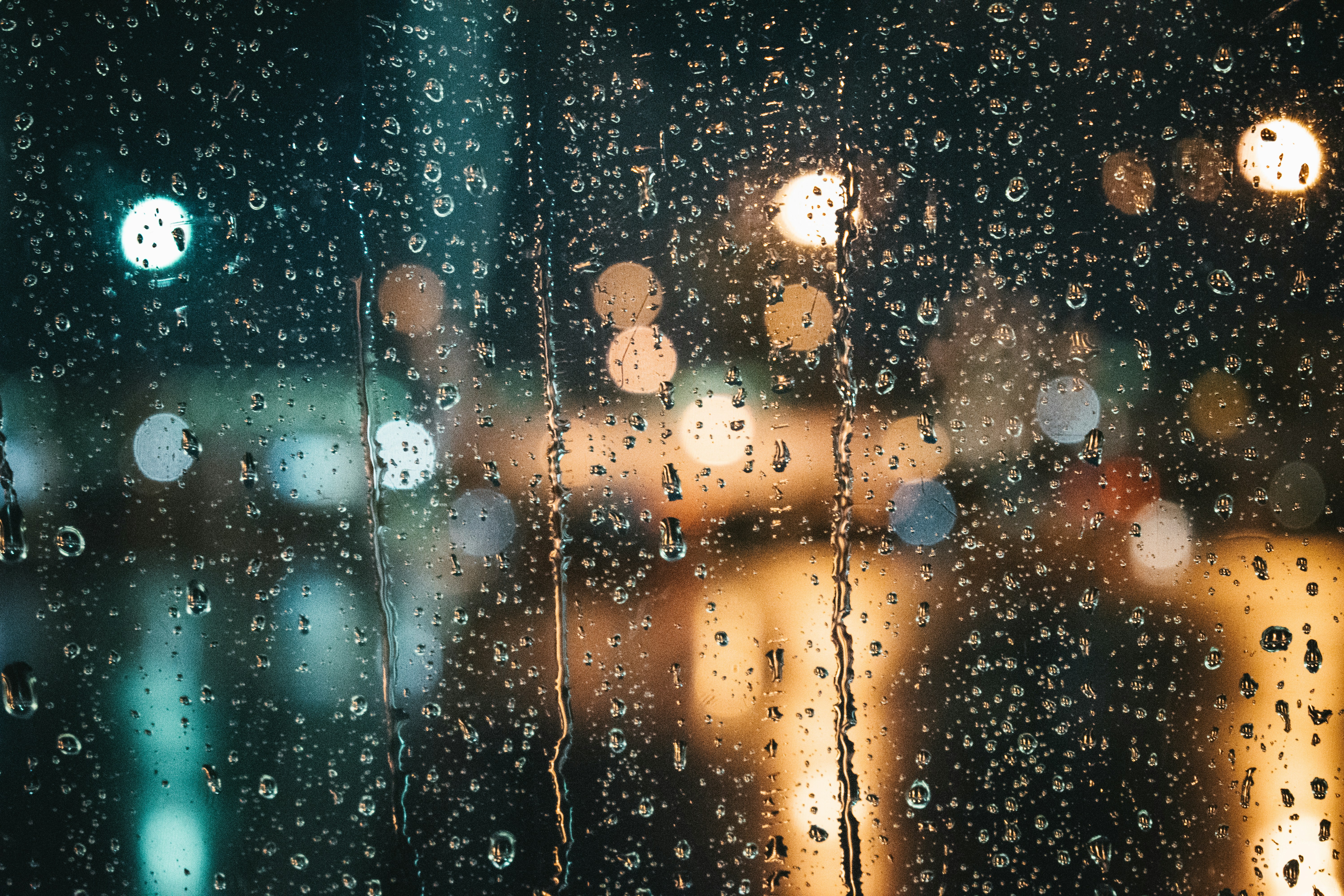 雨の窓越しに見る夜の街の光