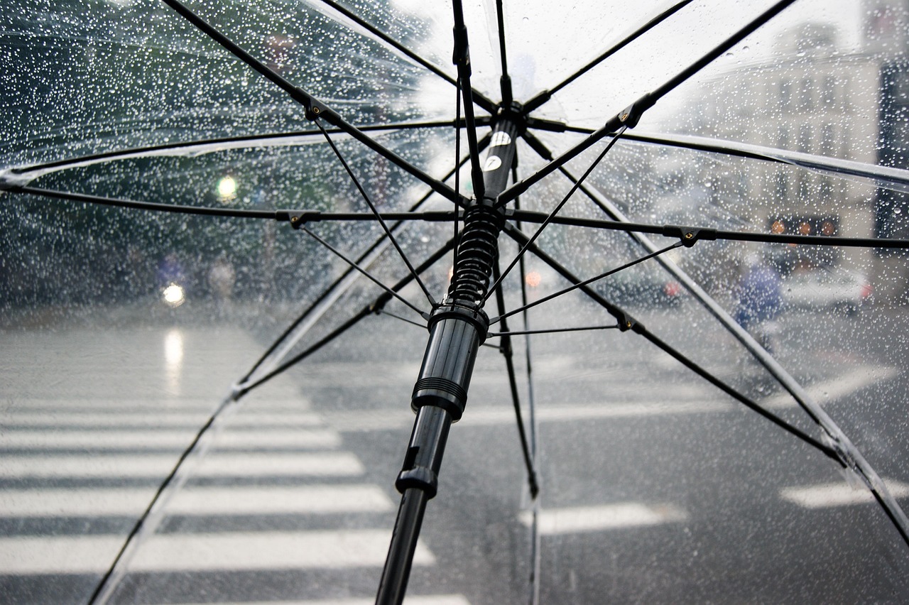 雨の日の交差点をビニール傘越しに見た風景