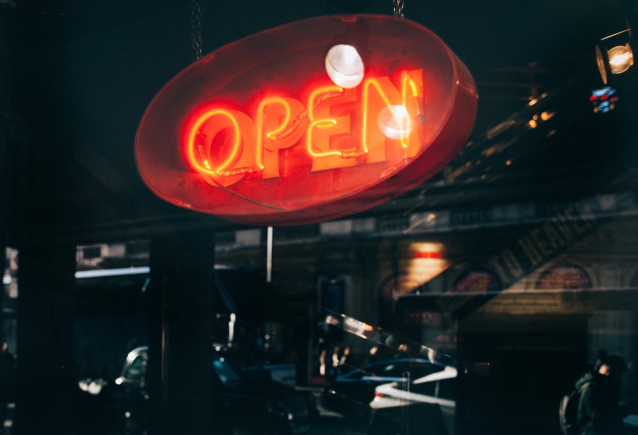 夜の店先に灯るネオンサインのイメージ