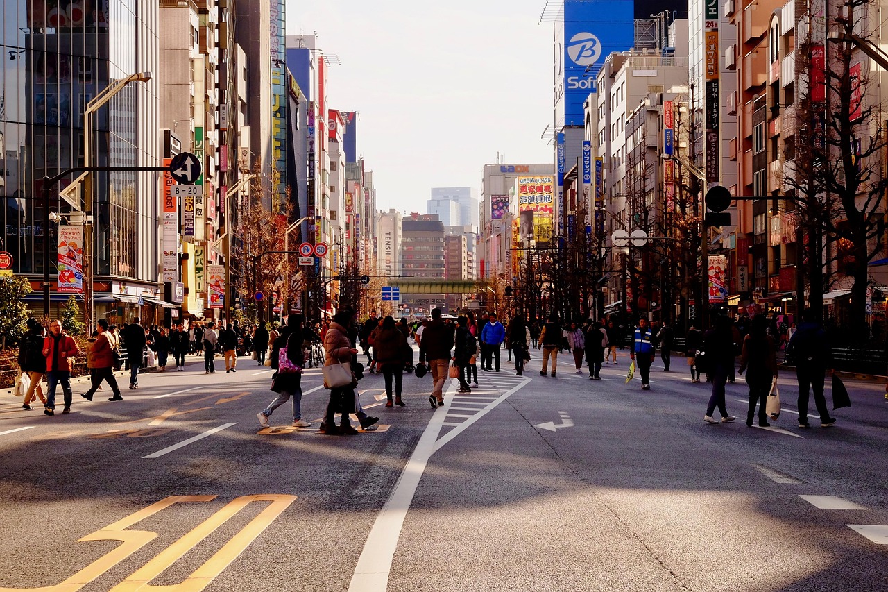 週末の街なかのイメージ
